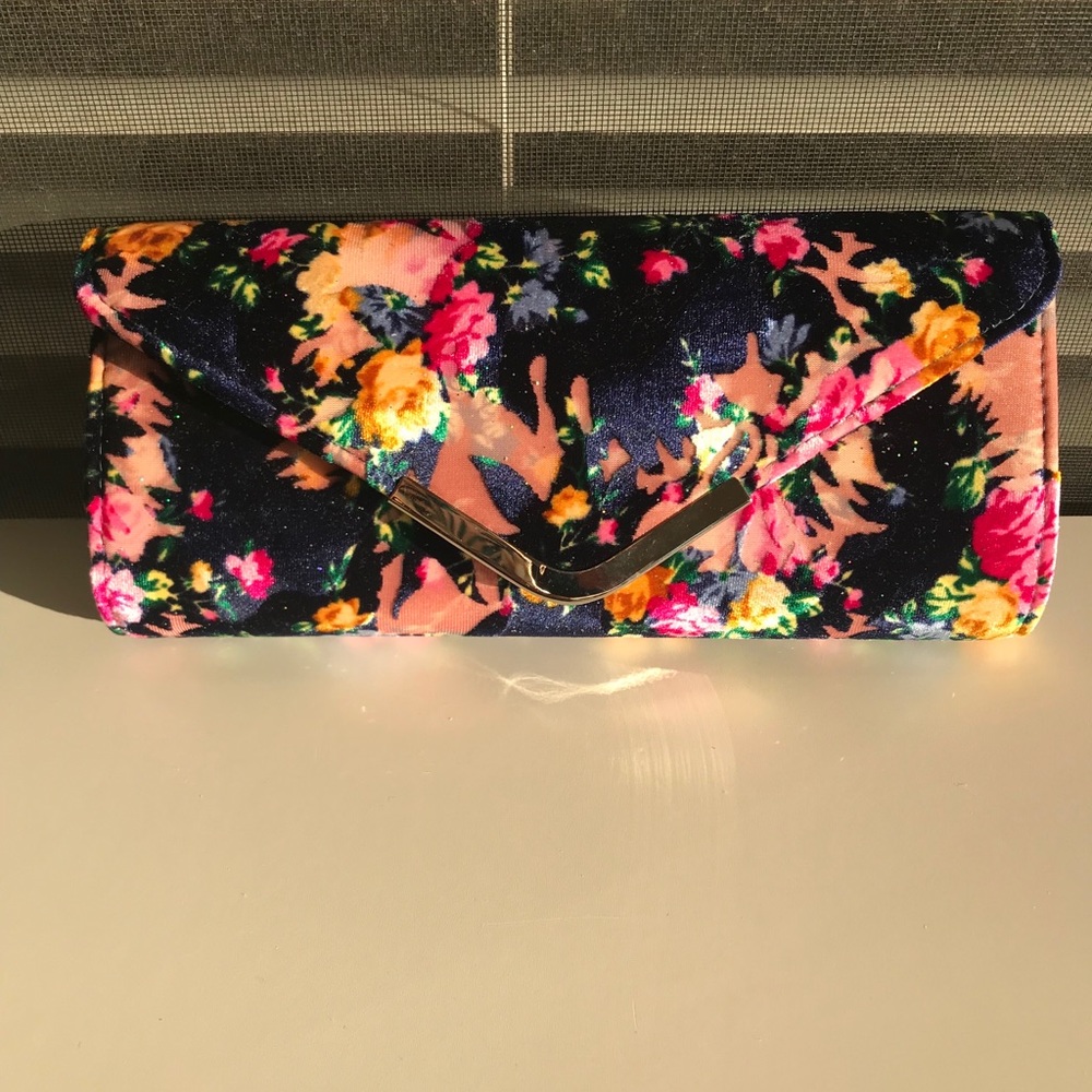 🌸NWOT NINA CLUTCH🌸